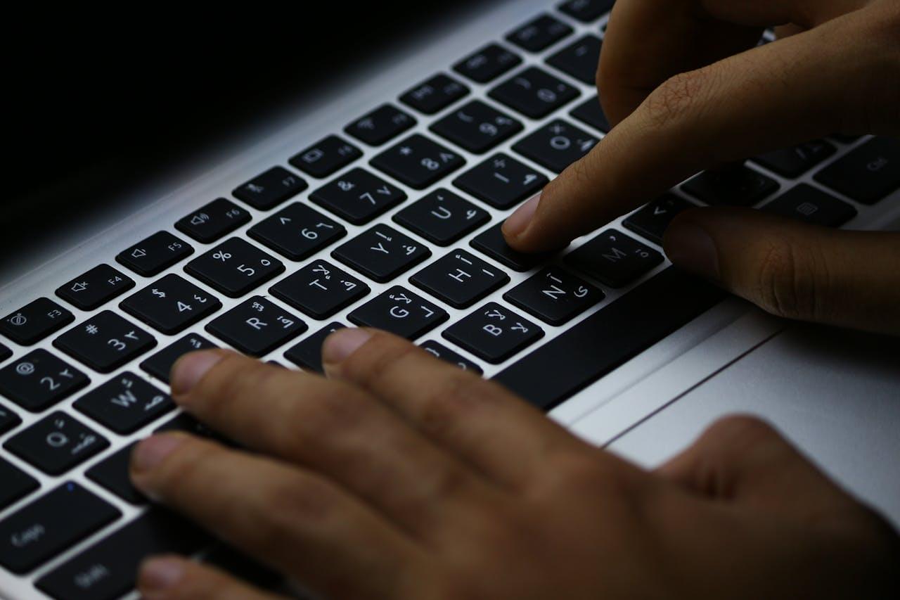 Человек набирает код на ноутбуке